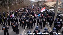 13.03.2021
Polizisten und Demonstranten stehen auf der Magdeburger Straße. Obwohl die in Dresden geplante Demonstration von Corona-Kritikern der Querdenken-Bewegung untersagt wurde, plant die Polizei einen Großeinsatz und wird von Beamten anderer Bundesländern unterstützt. +++ dpa-Bildfunk +++