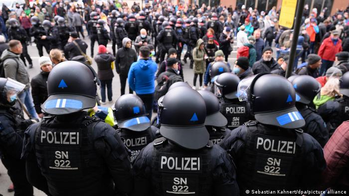 La demonstraţiile împotriva restricţiilor anti-pandemice poliţiştii au intervenit în număr mare