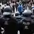 Manifestantes do movimento Querdenken enfrentam polícia alemã em Dresden em março de 2021