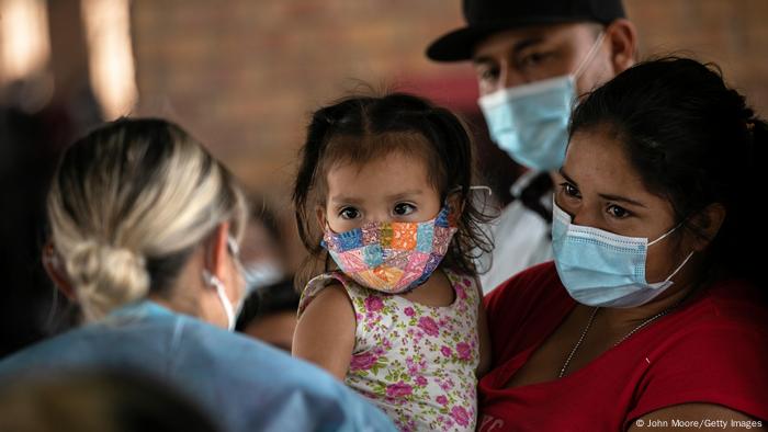 Foto de una familia migrante en Texas que espera por los resultados del examen de COVID-19