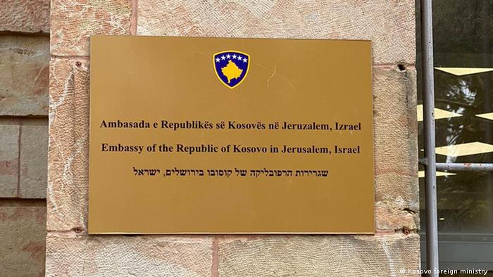 Embajada de la República de Kosovo en Jerusalén, Israel, dice la placa en la entrada de la sede diplomática