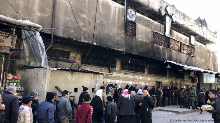مواطنون ينتظرون في طوابير طويلة أمام المخابز مواطنون ينتظرون في طوابير طويلة أمام المخابز