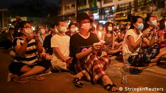 Акция протеста в Янгоне - демонстранты держат зажженные свечи