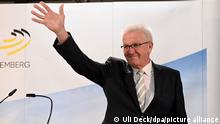 Winfried Kretschmann (Bündnis 90/Die Grünen), Ministerpräsident von Baden-Württemberg und Spitzenkandidat der Grünen, winkt nach der Bekanntgabe erster Ergebnisse der Landtagswahlen in Baden-Württemberg.