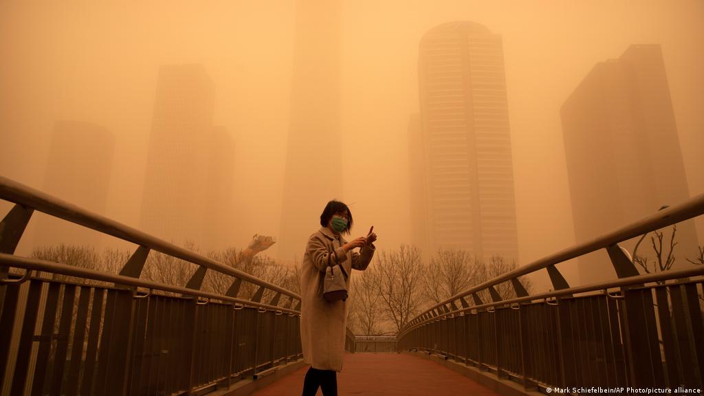 Pekín amanece envuelta en una asfixiante niebla marrón | El Mundo | DW | 15.03.2021