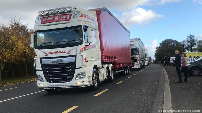 Noch einmal viele Lkw: Diesmal auf dem Weg von Donegal im Nordwesten Irlands über die Grenze nach Londonderry in Nordirland Noch einmal viele Lkw: Diesmal auf dem Weg von Donegal im Nordwesten Irlands über die Grenze nach Londonderry in Nordirland