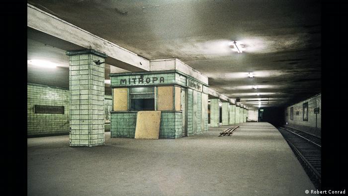 Menschenleerer U-Bahnhof.