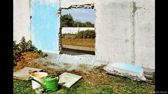 Garden idyll at the Berlin Wall (July 1990)