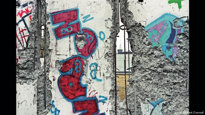 Фрагмент Берлинской стены. Работа Роберта Конрада на выставке в Берлине