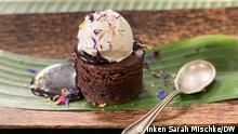 Torta de cacao con helado casero de coco y salsa de moca