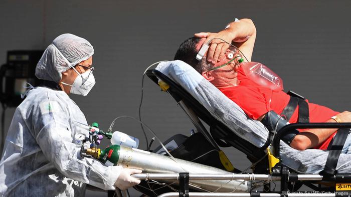 Un paciente de COVID-19 es llevado a hospital de Brasilia