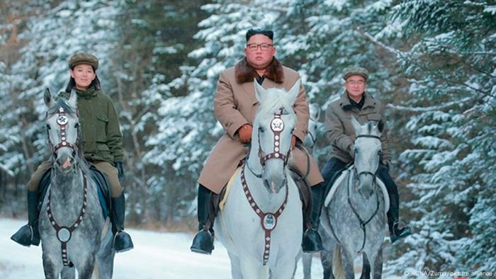 El líder norcoreano KIM JONG UN en un paseo a caballo por el monte Paektu en una foto publicada por la Agencia Central de Noticias de Corea. 