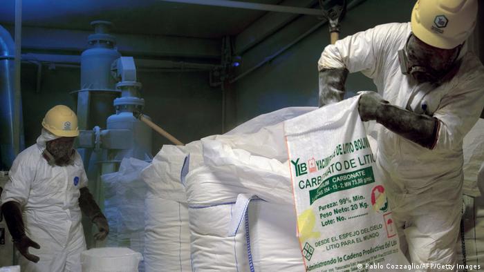 Arbeiter füllen Säcke mit Lithiumkarbonat in der weltgrößten Salzpfanne Salar de Uyuni in Bolivien. Arbeiter füllen Säcke mit Lithiumkarbonat in der weltgrößten Salzpfanne Salar de Uyuni in Bolivien.
