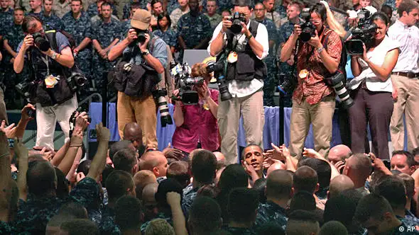 Barack Obama umringt von Fischern und lokalen und internationalen Pressefotografen bei einem Besuch im Naval Air Technical Training Center in Pensacola, Florida(Foto: AP)