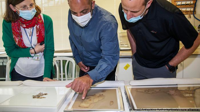 بائبل کے انتہائی قدیمی نسخے کی یہ باقیات اسرائیلی ماہرین نے بڑی احتیاط سے اب محفوظ کر لی ہیں