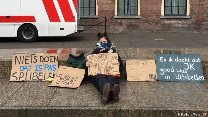 Nederland |  Verkiezingen  Klimaatactivist op het Binnenhof,