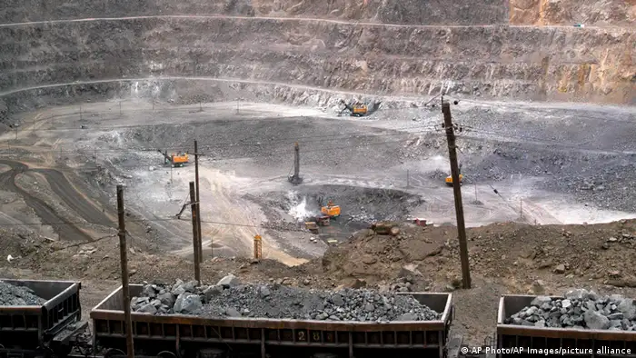 中国在稀土开采和出口方面占据全球霸主地位。图为包头的一个稀土矿。