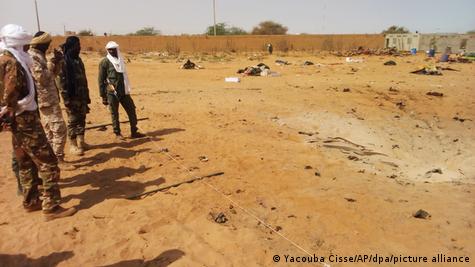 Des soldats maliens debout dans la cour d'un camp militaire à Gao
