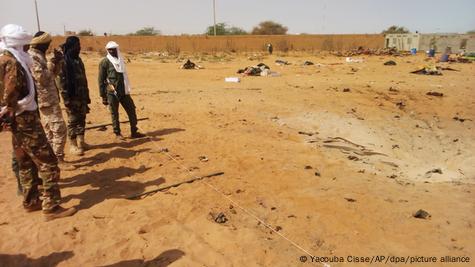 Des soldats maliens debout dans la cour d'un camp militaire à Gao