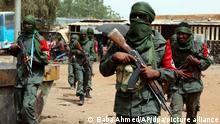 ARCHIV - 23.02.2017, Mali, Gao: Malische Truppen und ehemalige Tuareg Rebellen patrouillieren gemeinsam. (zu dpa «Vormarsch radikaler Islamisten überschattet Wahl in Mali» vom 27.07.2018) Foto: Baba Ahmed/AP/dpa +++ dpa-Bildfunk +++