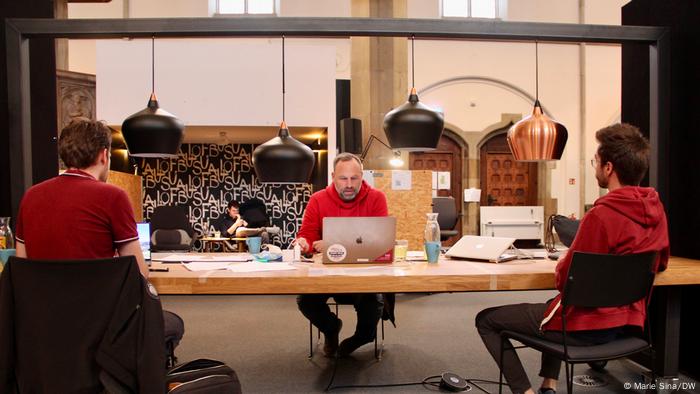 Drei Männer sitzen in einem Coworking Space in der Digital Church 