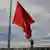 Auf Halbmast: die kirgisische Flagge vor einer Lenin-Statue in Osch (Foto: AP)