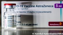 *** Dieses Bild ist fertig zugeschnitten als Social Media Snack (für Facebook, Twitter, Instagram) im Tableau zu finden: Fach „Images“ —> Weltspiegel/Bilder des Tages *** 16.03.21 *** A vial with the AstraZeneca's coronavirus disease (COVID-19) vaccine is pictured in Berlin, Germany, March 16, 2021. REUTERS/Hannibal Hanschke