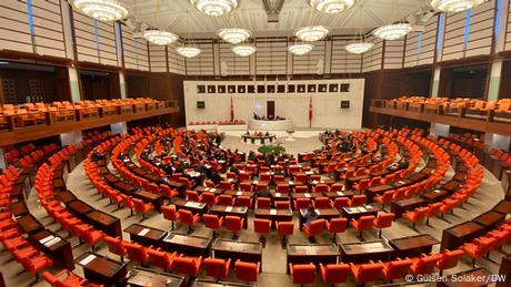 DW: Επεισόδια στην τουρκική βουλή