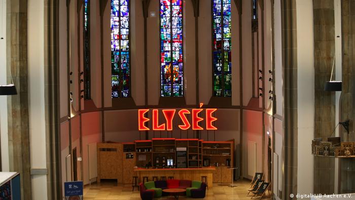 Der Altar der Digital Church in Aachen ist jetzt eine Espresso-Bar. Über dem Tresen steht Elysee in stylischen roten Buchstaben geschrieben