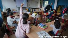 *** Dieses Bild ist fertig zugeschnitten als Social Media Snack (für Facebook, Twitter, Instagram) im Tableau zu finden: Fach „Images“ ***
BERLIN, GERMANY - MARCH 09: Third-grade children attend class at the GutsMuths elementary school during the coronavirus pandemic on March 09, 2021 in Berlin, Germany. As of today 4th through 6th graders are returning to classes in Berlin, following the 1st through 3rd graders that were allowed to return last week. Classes are taught at 50% capacity to allow social distancing between pupils. Germany is currently easing lockdown measures while at the same time expanding COVID testing and vaccination opportunities in an effort to prevent a new surge in infections. (Photo by Sean Gallup/Getty Images)