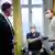 وزير الصحة الألماني ينس شبان أثناء إعطاء أول جرعة تلقيح في عيادة طبيب في برلين
