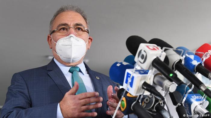 Médico Marcelo Queiroga, que assumiu o Ministério da Saúde, usa máscara em entrevista à imprensa, à frente de vários microfones