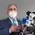 Médico Marcelo Queiroga, que assumiu o Ministério da Saúde, usa máscara em entrevista à imprensa, à frente de vários microfones 