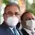 O novo ministro da Saúde, Marcelo Queiroga, ao lado de seu antecessor, Eduardo Pazuello. Ambos usam máscaras cirúrgicas