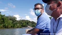 Zu sehen ist der Arzt Camilo Prieto, der in Kolumbien Corona-Erkrankten im schwer zugänglichen Dschungel hilft. Copyright: DW / Antonia Schaefer 