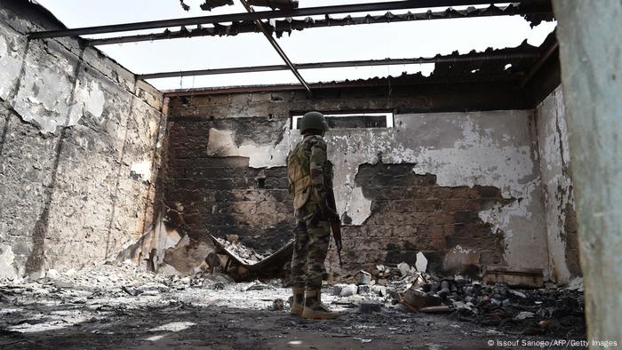 Un soldado de Níger observa una casa destruida tras un ataque de Boko Haram.