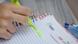 Foto mostra pessoa com caderno no qual está escrito Enem 2021. Foto mostra pessoa com caderno no qual está escrito Enem 2021.
