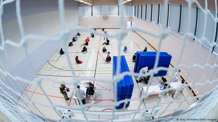 Schoolchildren have gathered in a sports hall to be tested for a corona infection by trained staff from the Arbeiter-Samariter-Bund