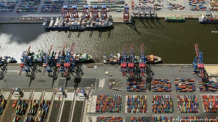 图为汉堡港的HHLA物流集装箱码头