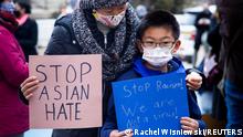 *** Dieses Bild ist fertig zugeschnitten als Social Media Snack (für Facebook, Twitter, Instagram) im Tableau zu finden: Fach „Images“ —> Weltspiegel/Bilder des Tages ***
17.03.21 *** Melissa Min (L) attends a vigil with her son James in solidarity with the Asian American community after increased attacks on the community since the onset of the coronavirus pandemic a year ago, in Philadelphia, Pennsylvania, U.S., March 17, 2021. Min's sign reads Stop Asian Hate, and her son's sign reads Stop Racism! We are NOT a virus! REUTERS/Rachel Wisniewski TPX IMAGES OF THE DAY