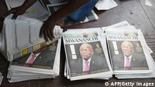 *** Dieses Bild ist fertig zugeschnitten als Social Media Snack (für Facebook, Twitter, Instagram) im Tableau zu finden: Fach „Images“ —> Weltspiegel/Bilder des Tages ***
18.03.21 *** A newspaper vendor sorts out local dailies with headlines announcing the death of Tanzanian President John Magufuli, at the capital's business center in Kariakoo, Dar Es Salaam, on March 18, 2021. - Tanzania was plunged into mourning on March 18, 2021 over the death of President John Magufuli following weeks of uncertainty over his health, with his swing to authoritarianism leaving a divided legacy. (Photo by - / AFP) (Photo by -/AFP via Getty Images)
