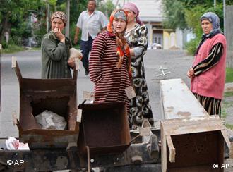 Usbekische Frauen vor Barrikaden in Osch (Foto: AP)