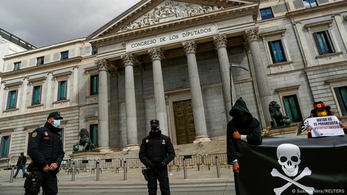 Polícia mantém guarda em frente ao parlamento espanhol, onde uma manifestação protesta contra a lei que legaliza a eutanásia, no dia em que a casa vota sua aprovação, em Madri, Espanha, em 18 de março de 2021.