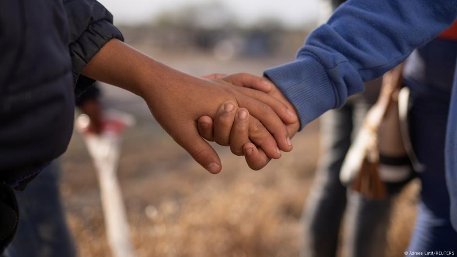 Über die Grenze für die Zukunft der Kinder