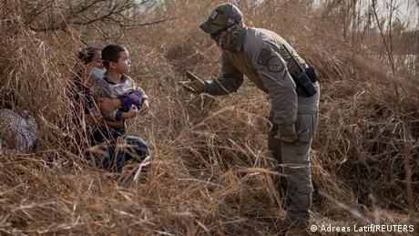 A Texas trooper talks to Edith and son Harbin Ordonez, 4