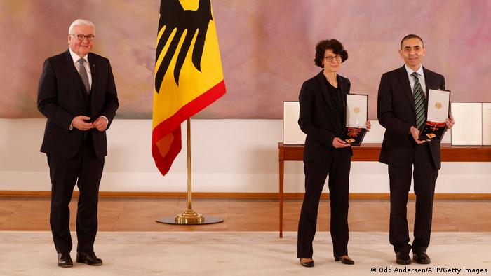 El presidente de Alemania, Frank-Walter Steinmeier, concede la Cruz Federal al Mérito a Ozlem Tureci y Ugur Şahin.