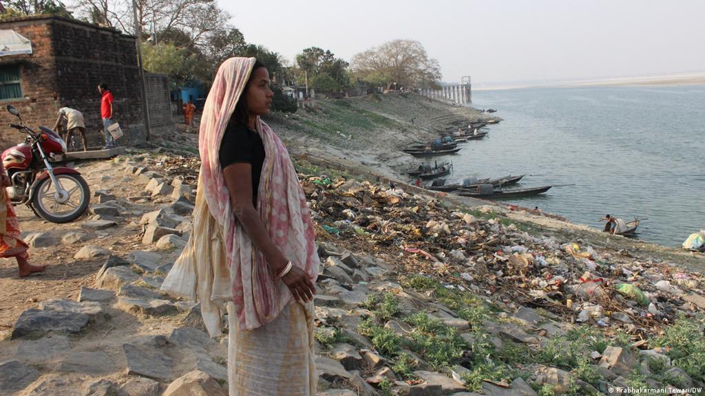 पश्चिम बंगाल में लाखों लोगों की आजीविका छीन रही हैं प्रदूषित नदियां | भारत  | DW | 19.03.2021