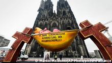 *** Dieses Bild ist fertig zugeschnitten als Social Media Snack (für Facebook, Twitter, Instagram) im Tableau zu finden: Fach „Images“ —> Weltspiegel/Bilder des Tages ***
18.03.21 *** A carnival float depicting a sleeping Cardinal, reading '11 years of relentless processing of cases of abuse' is set in front of the Cologne Cathedral to protest against the Catholic Church in Cologne, Germany, Thursday, March 18, 2021. Faced with accusations of trying to cover up sexual violence in Germany's most powerful Roman Catholic diocese, the archbishop of Cologne Cardinal Rainer Maria Woelki publishes an independent investigation. (AP Photo/Martin Meissner)