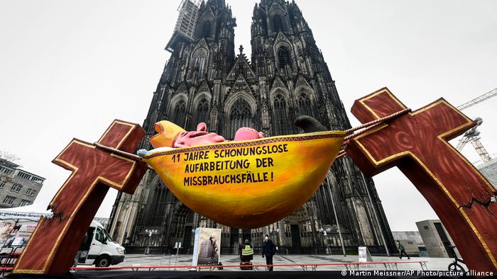 Una manifestación delante de la catedral de Colonia, Alemania, exigiendo el esclarecimiento de los casos de abuso en la Iglesia Católica, y la toma de consecuencias. (19.03.2021).