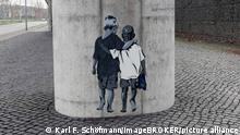 Paste-up, weißer Junge umarmt farbigen Jungen, zwei Freunde, Streetart gegen Rassismus, Düsseldorf, Nordrhein-Westfalen, Deutschland, Europa